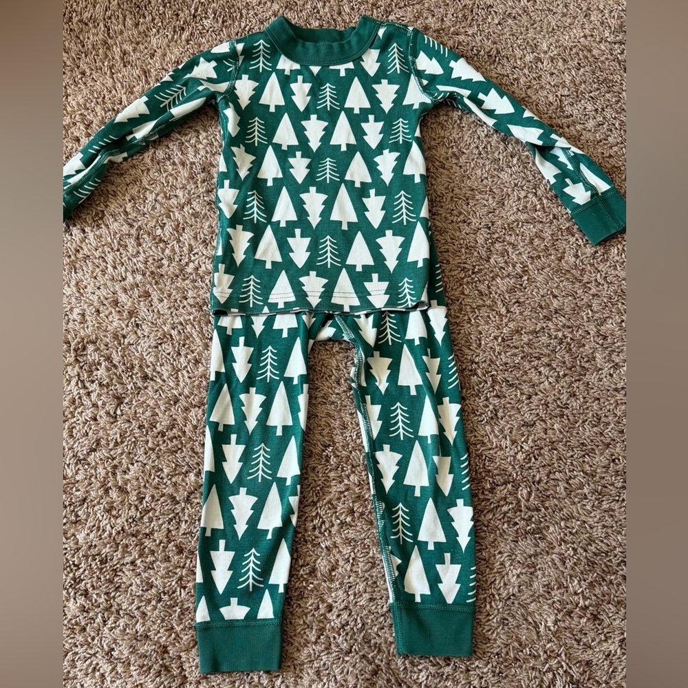 Hanna Andersson Green and White Pajama Set
